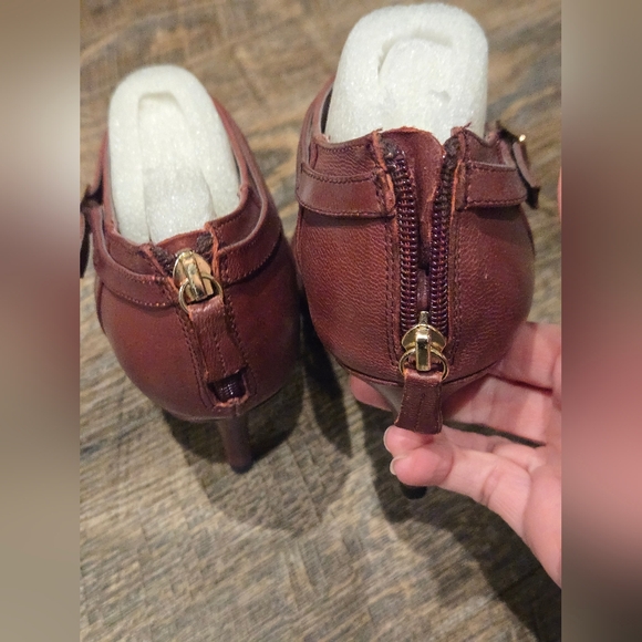 Bella Vita Dylan' Cutout Pointy Toe Bootie - Picture 4 of 9